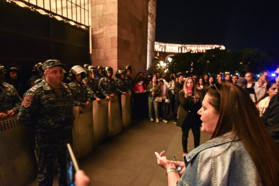 Confronto tra manifestanti e polizia davanti la sede del governo armeno