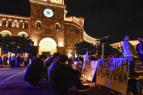 Cartelli di protesta contro le autorità armene, ree di non aver inviato aiuti ai separatisti Cartelli di protesta contro le autorità armene, ree di non aver inviato aiuti ai separatisti