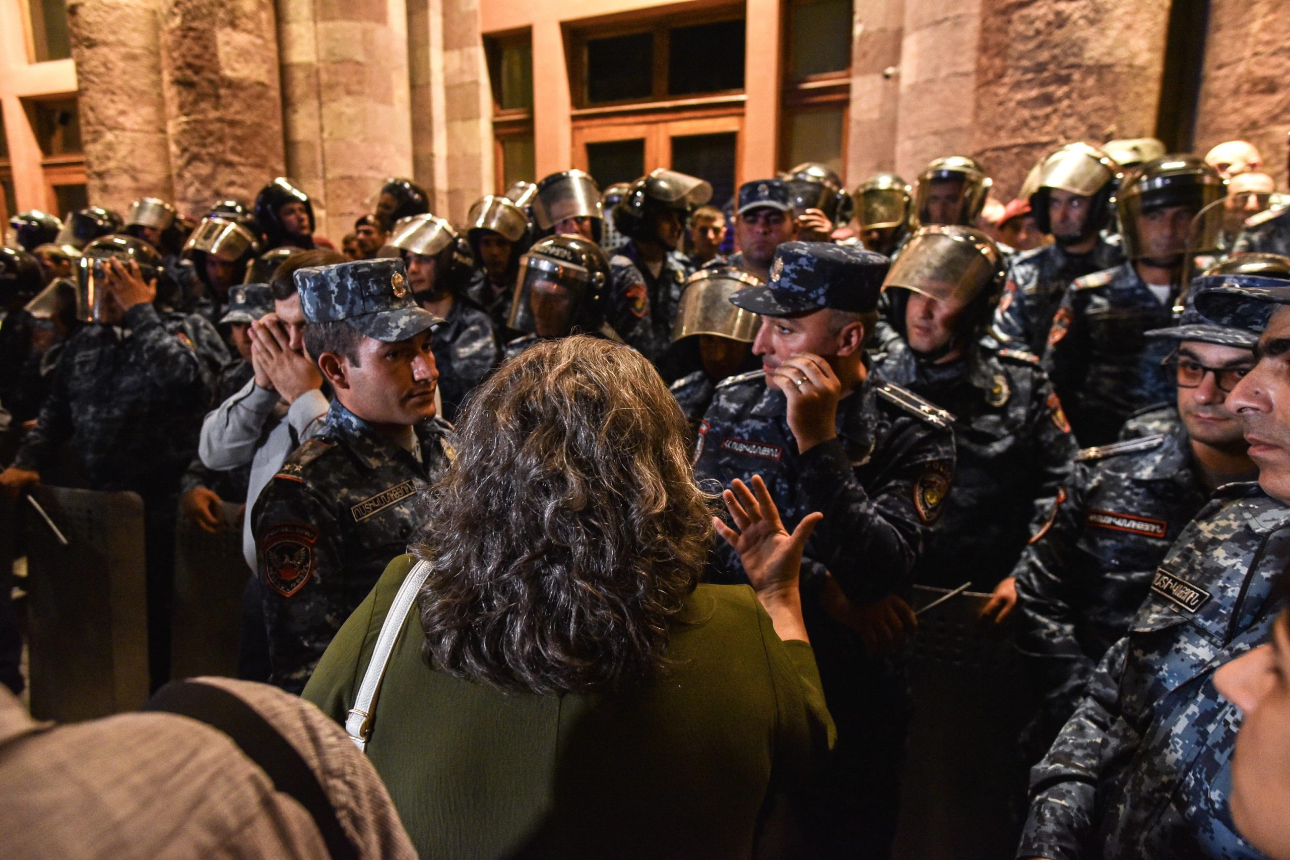 Scontri tra manifestanti e polizia davanti la sede del governo a Erevan Scontri tra manifestanti e polizia davanti la sede del governo a Erevan