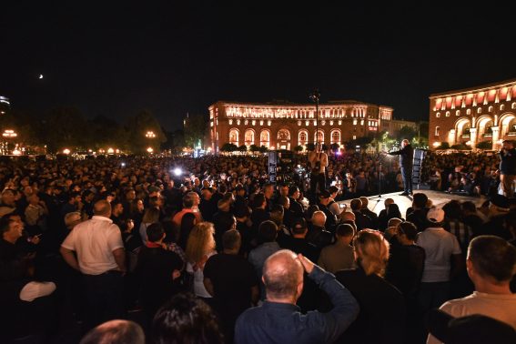 Armeni in piazza contro il governo per la resa sul Nagorno-Karabakh