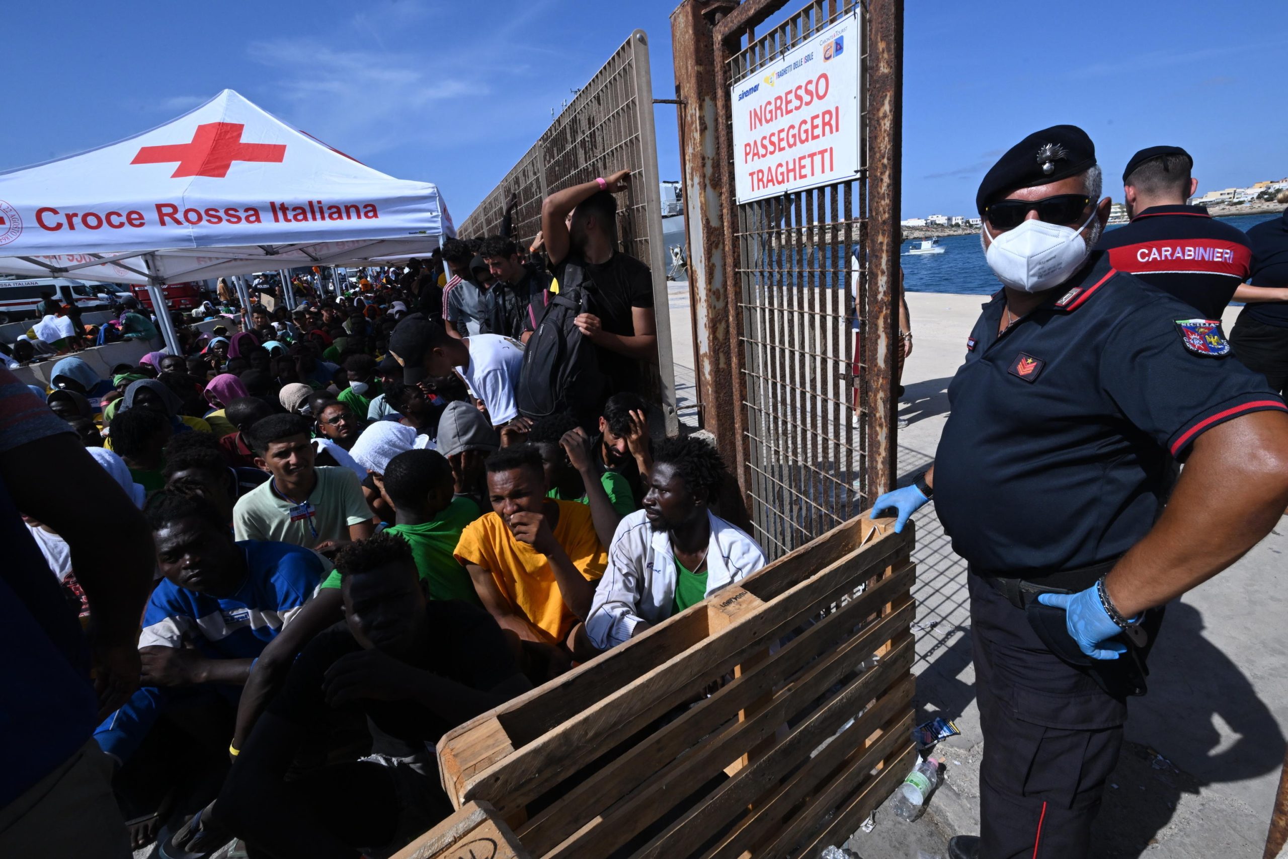 La Croce Rossa e la polizia si occupano di gestire i migranti arrivati all'hotspot di Lampedusa