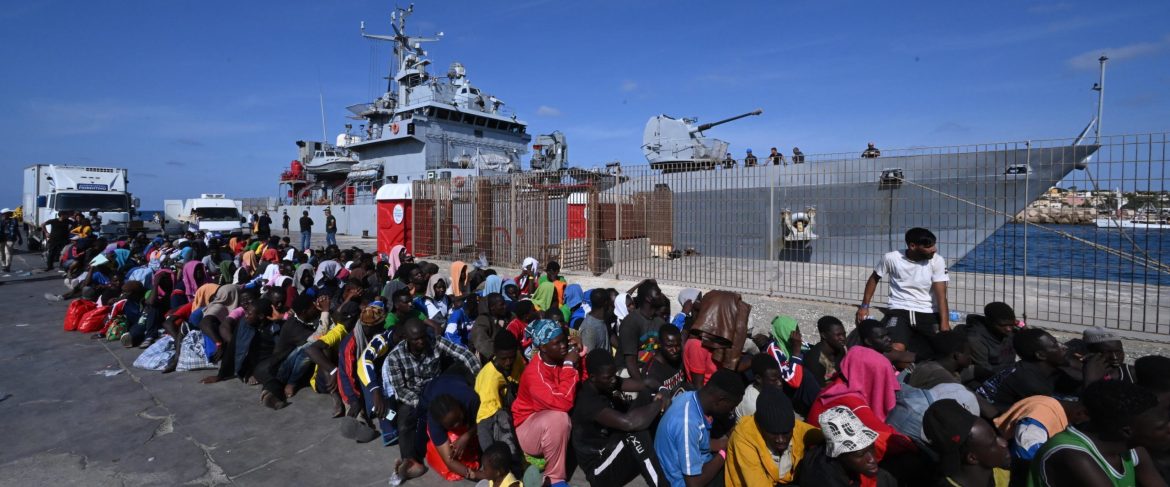 Migranti: caos a Lampedusa per trasferimenti