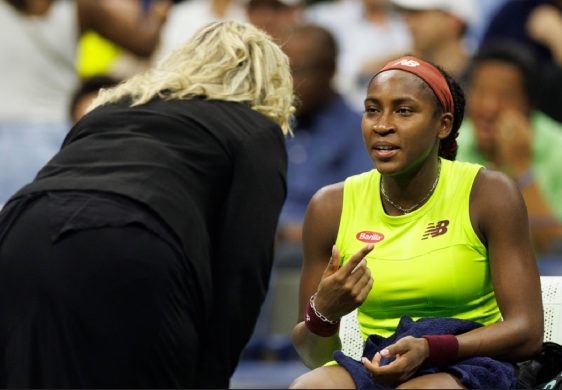 La tennista americana Coco Gauff parla con un arbitro dopo l'interruzione della partita