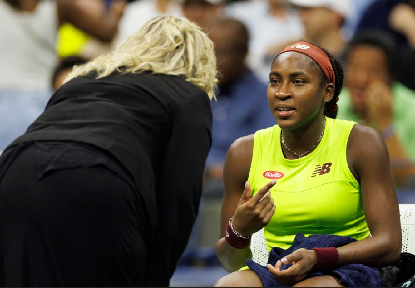 La tennista americana Coco Gauff parla con un arbitro dopo l'interruzione della partita La tennista americana Coco Gauff parla con un arbitro dopo l'interruzione della partita