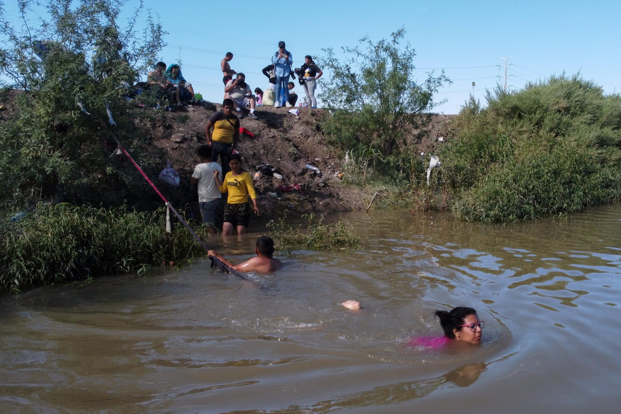 L'alto livello dell'acqua ha complicato il passaggio dei migranti