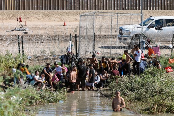 Un gruppo di migranti messicani a Ciudad Juarez, in Messico