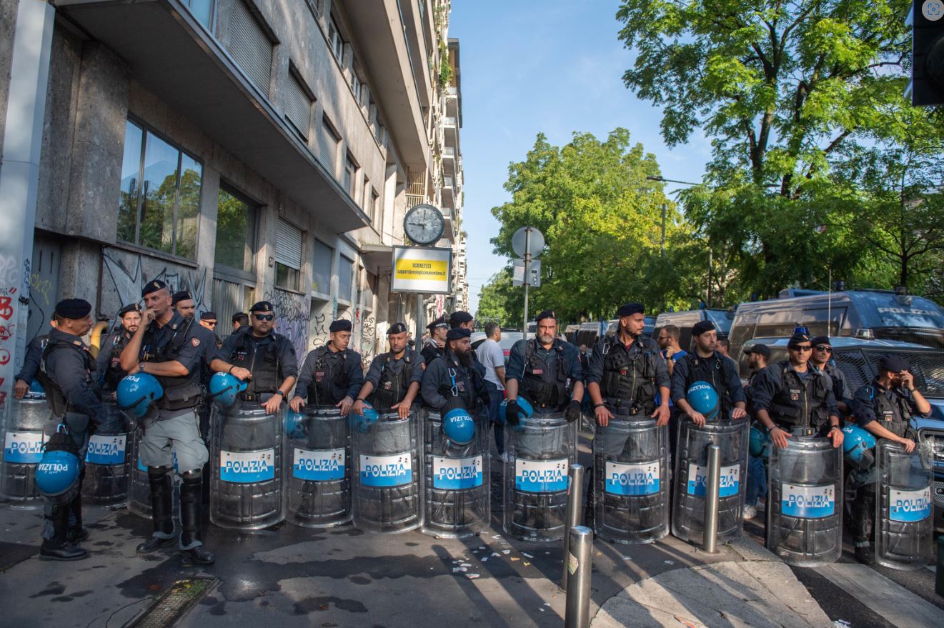 Polizia schierata davanti all'ex cinema Splendor su viale Gran Sasso