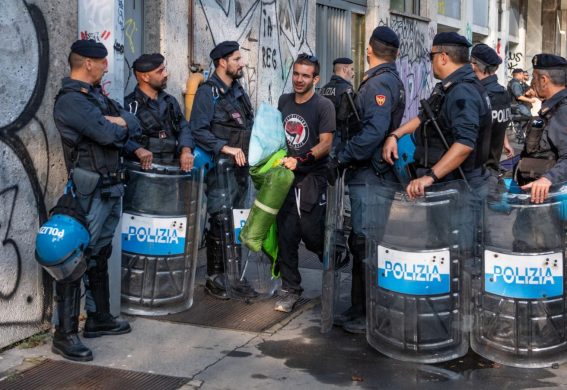 Uscita di un altro studente di Tende in Piazza con una t-shirt antifascista