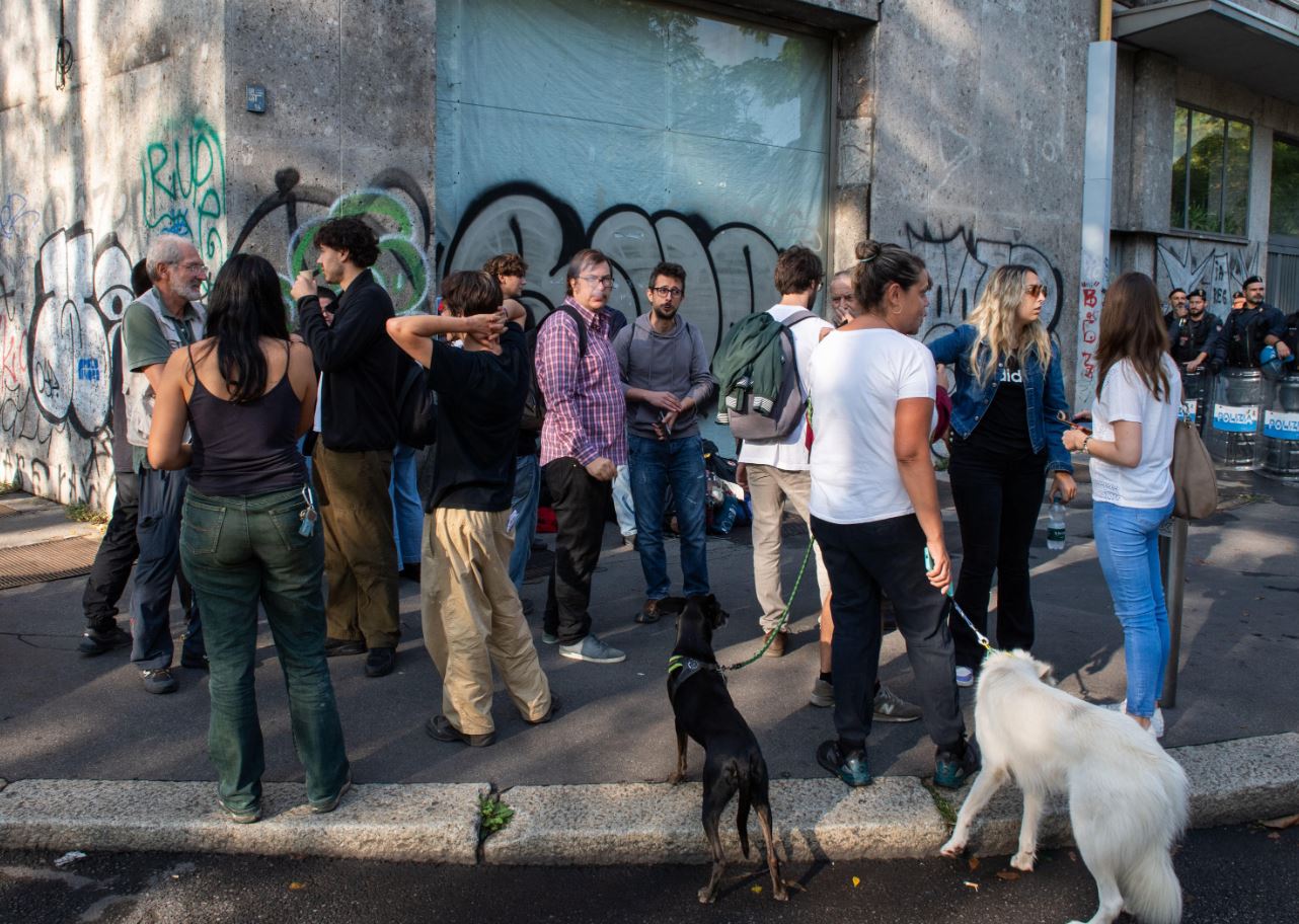 Studenti sgomberati di Tende in Piazza sul marciapiede vicino all'ex cinema