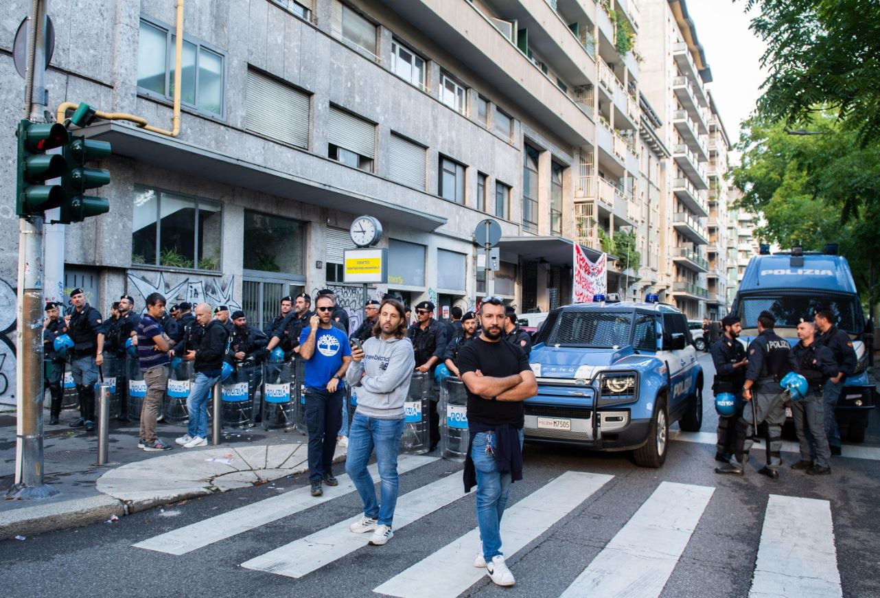 Uscita di alcuni studenti occupanti di Tende in Piazza su viale Gran Sasso davanti all'ex cinema