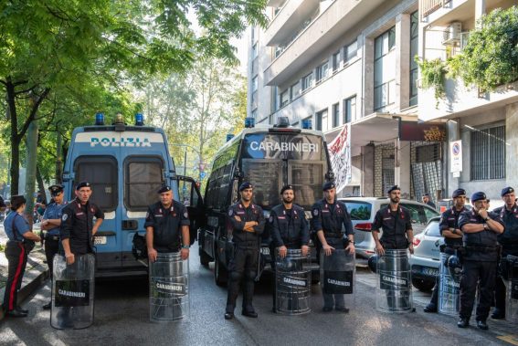 Polizia e carabinieri impegnati nello sgombero di fronte all'ex cinema Splendor
