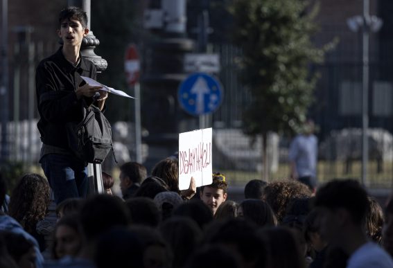 Un ragazzo durante le proteste di Fridays for Future a Roma