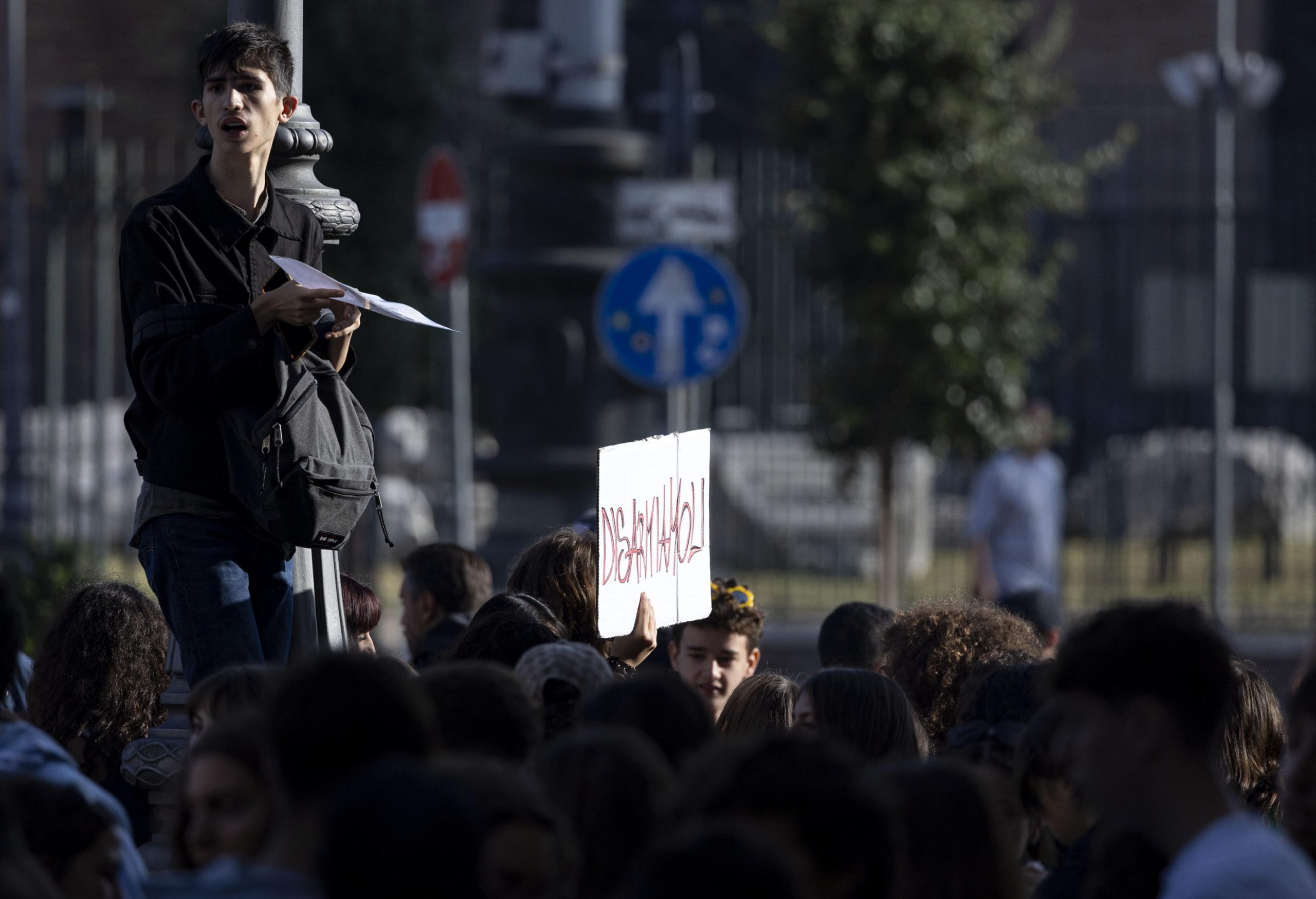 Un ragazzo durante le proteste di Fridays for Future a Roma