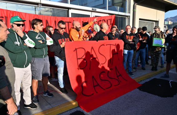 Le parole d’ordine della protesta sono “Basta cassa” e "Meglio la lotta disperata che vivere una disperazione senza lotta" Le parole d’ordine della protesta sono “Basta cassa” e "Meglio la lotta disperata che vivere una disperazione senza lotta"