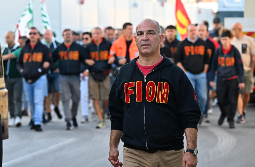 Fiom, invece, ha affermato che "la lotta inizia e non si sa dove va a finire”, assicurando che “si andrà avanti finché qualcuno non si farà sentire" Fiom, invece, ha affermato che "la lotta inizia e non si sa dove va a finire”, assicurando che “si andrà avanti finché qualcuno non si farà sentire"
