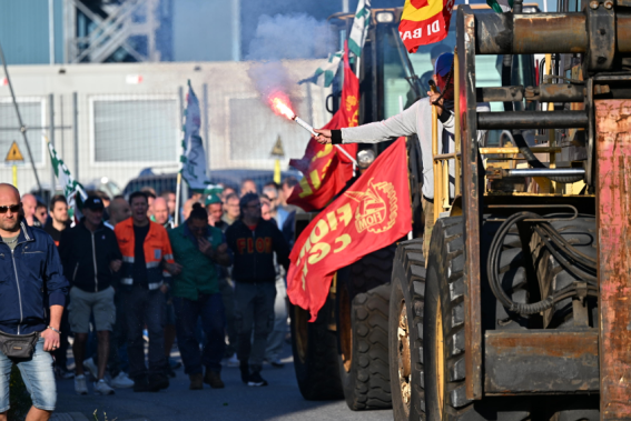 Usb ha posto l'accento sul tema sicurezza, ricordando che è "pericoloso lavorare in fabbrica perché l’azienda non investe" Usb ha posto l'accento sul tema sicurezza, ricordando che è "pericoloso lavorare in fabbrica perché l’azienda non investe"