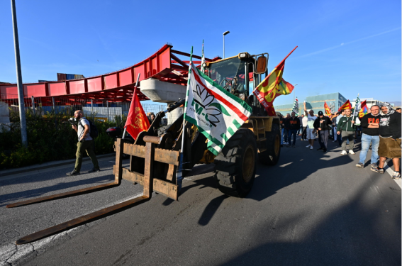 La Rsu unitaria di Genova Cornigliano, in continuità con la mobilitazione di Taranto, ha dichiarato 24 ore di sciopero a partire dal primo turno di oggi La Rsu unitaria di Genova Cornigliano, in continuità con la mobilitazione di Taranto, ha dichiarato 24 ore di sciopero a partire dal primo turno di oggi