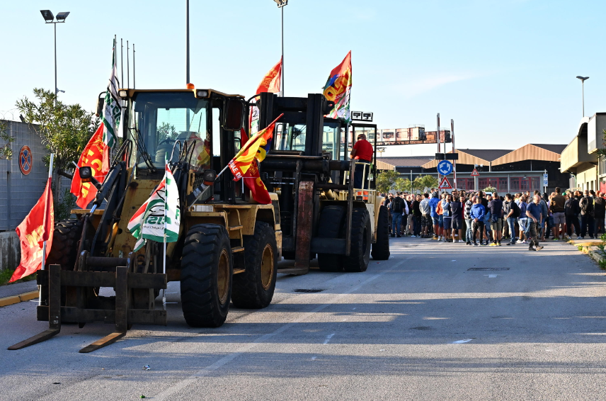 Dopo aver tenuto un’assemblea con i sindacati, i lavoratori hanno dato vita a un corteo e bloccato la strada utilizzando mezzi pesanti Dopo aver tenuto un’assemblea con i sindacati, i lavoratori hanno dato vita a un corteo e bloccato la strada utilizzando mezzi pesanti