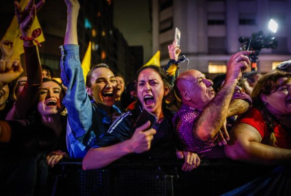 Sostenitori del candidato Milei in attesa dei risultati delle elezioni presidenziali Sostenitori del candidato Milei in attesa dei risultati delle elezioni presidenziali