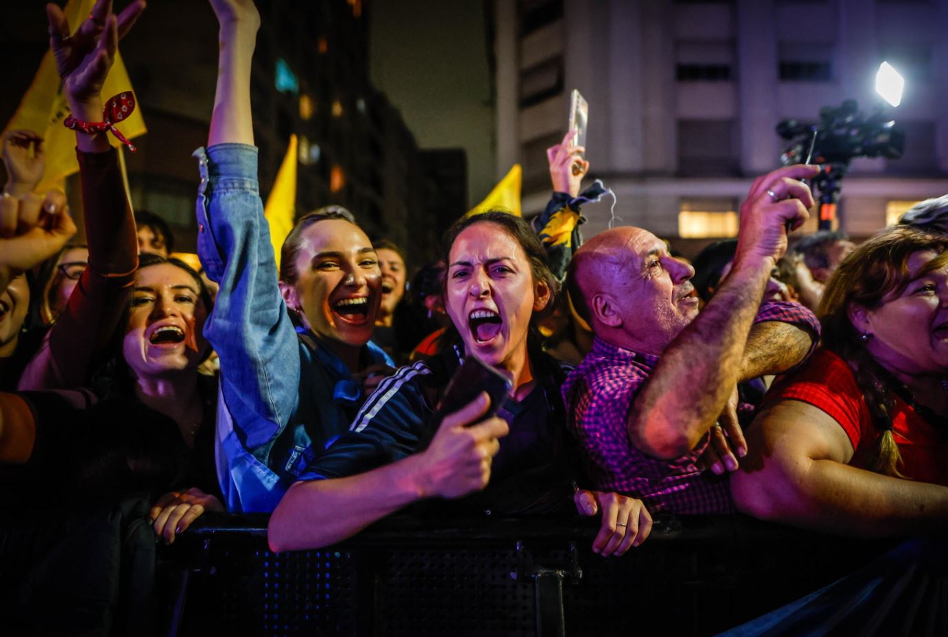 Sostenitori del candidato Milei in attesa dei risultati delle elezioni presidenziali Sostenitori del candidato Milei in attesa dei risultati delle elezioni presidenziali