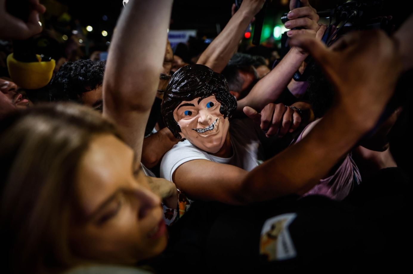 Tra i supporters di Milei c'è chi indossa una maschera con il suo volto Tra i supporters di Milei c'è chi indossa una maschera con il suo volto