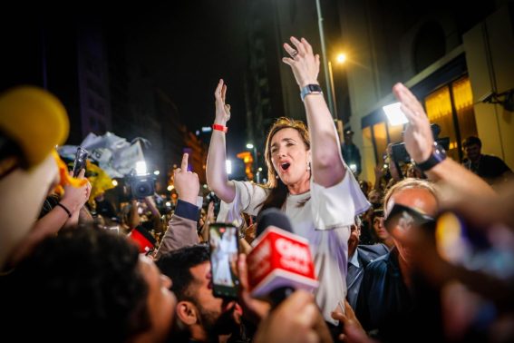Victoria Villarruel, candidata alla vicepresidenza del candidato argentino Javier Milei, saluta i sostenitori Victoria Villarruel, candidata alla vicepresidenza del candidato argentino Javier Milei, saluta i sostenitori