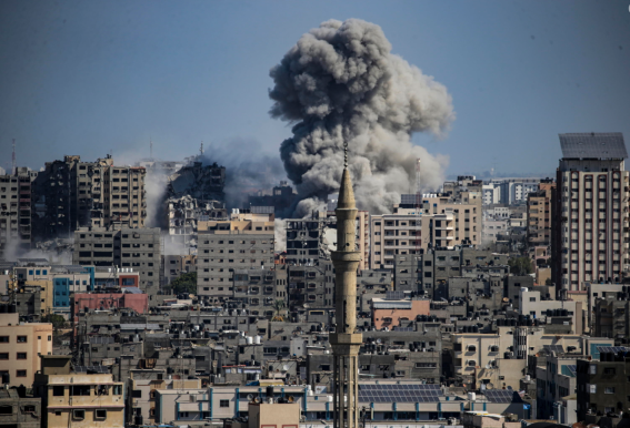 Il fumo si alza da alcuni edifici colpiti dagli attacchi israeliani a Gaza