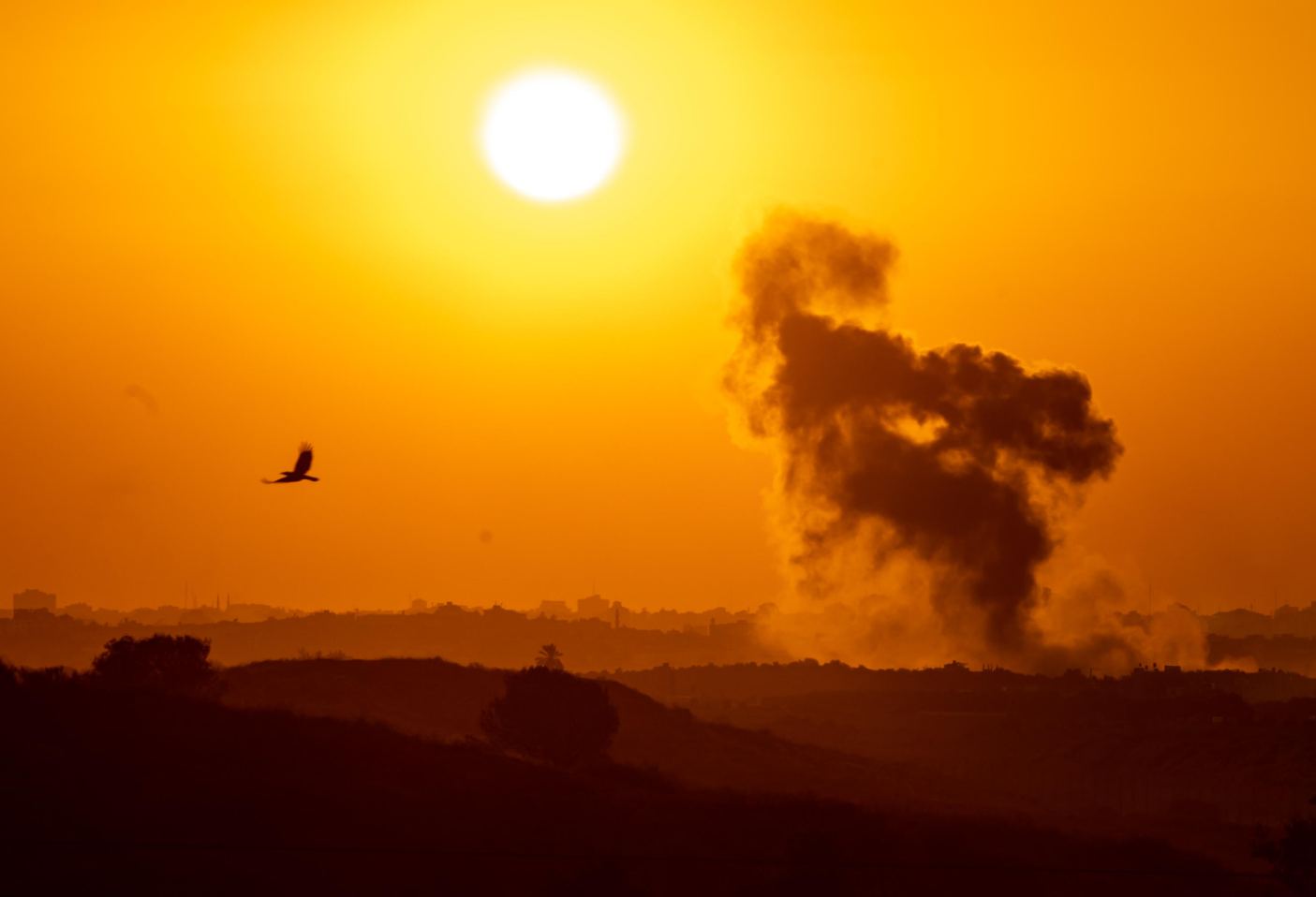 Al tramonto il fumo si leva dagli edifici di Gaza a seguito degli attacchi israeliani