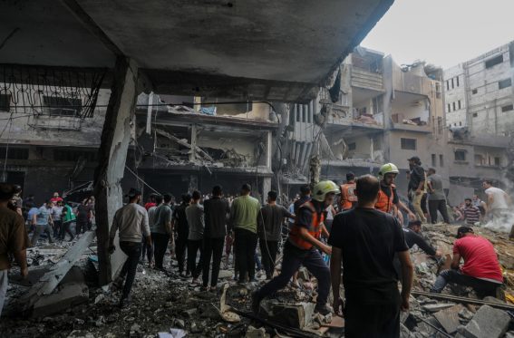 Il personale della protezione civile palestinese lavora sul luogo di un attacco missilistico ad Al-Shati