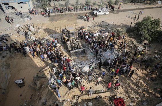 Macchinari in azione per scavare sotto le macerie e cercare i sopravvissuti nel campo profughi di Khan Younis