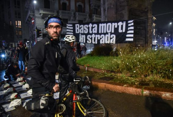 Un ciclista davanti allo striscione "Basta morti in strada" affisso per il flash mob Un ciclista davanti allo striscione "Basta morti in strada" affisso per il flash mob