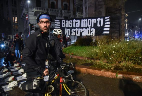 Un ciclista davanti allo striscione "Basta morti in strada" affisso per il flash mob