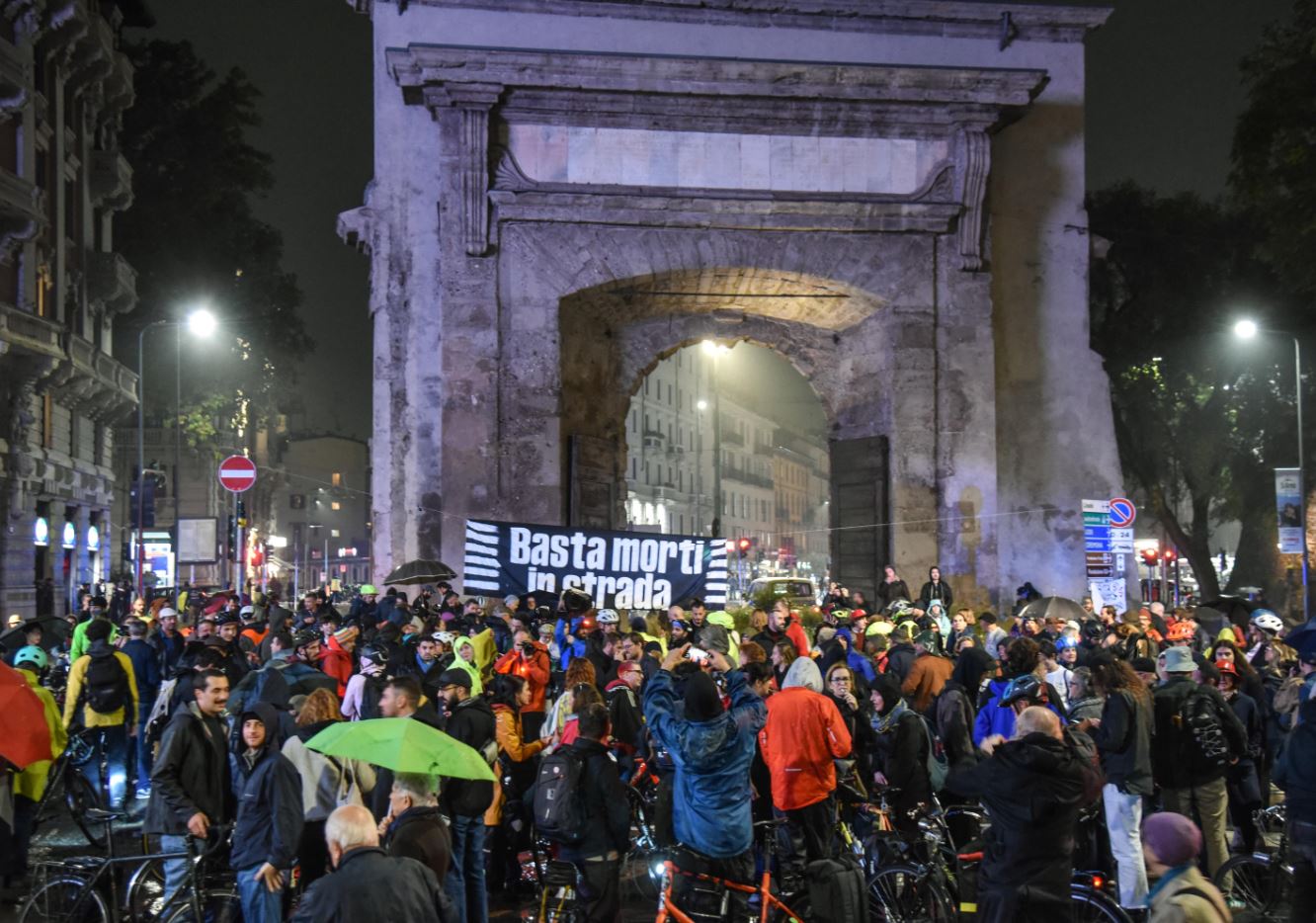 I numerosi partecipanti al flash-mob di Milano contro le morti per strada in città