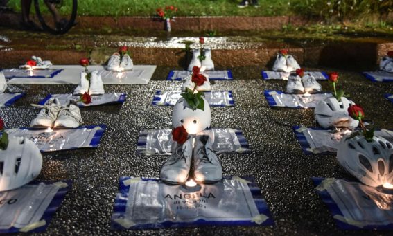 Alcuni dei manifesti delle vittime della strada in città ricordate a Milano Alcuni dei manifesti delle vittime della strada in città ricordate a Milano