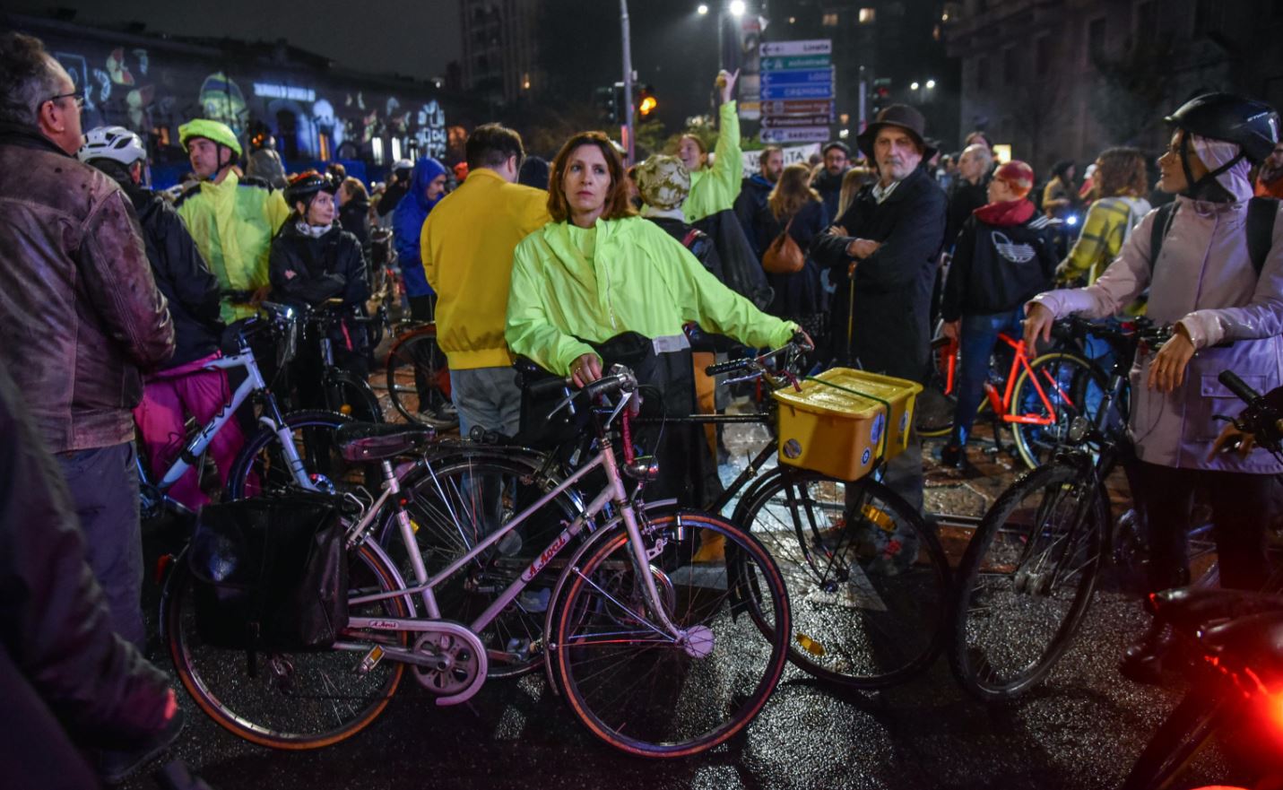 Una ciclista immortalata a Milano per il flash-mob contro le vittime della strada in città