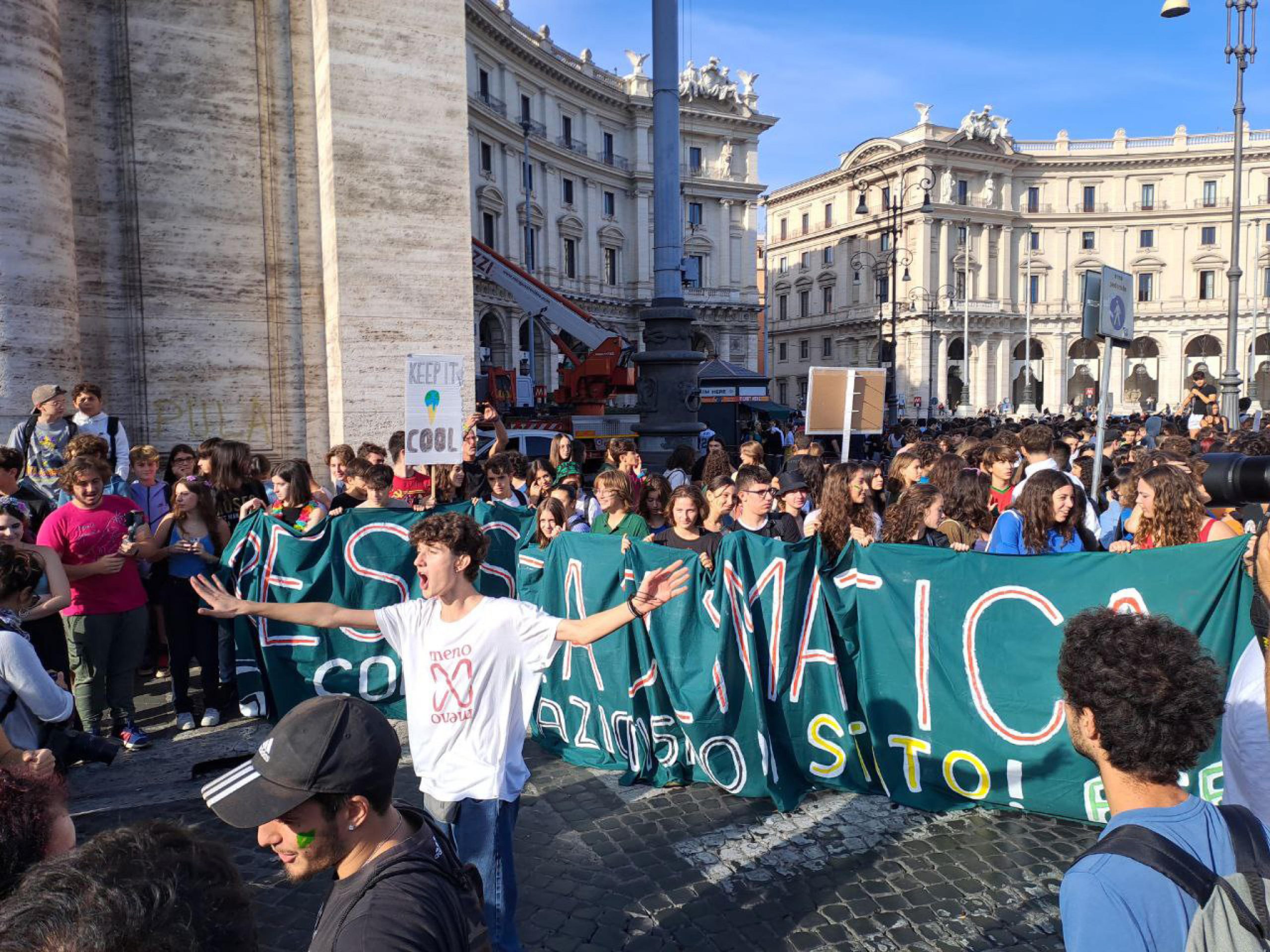 Uno degli striscioni del corteo romano