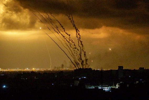 Razzi lanciati dalla costa della Striscia di Gaza verso Israele da militanti della milizia Ezz Al-Din Al Qassam