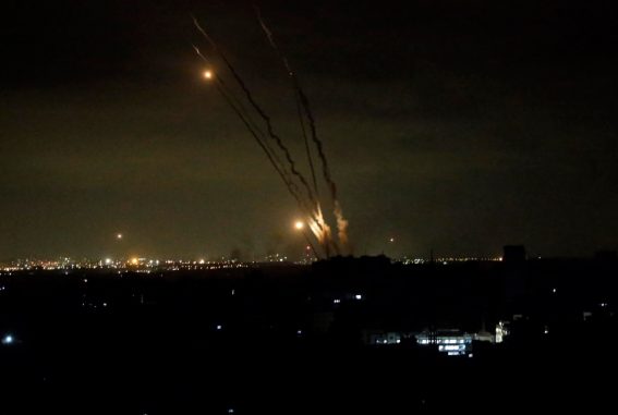 Razzi lanciati dalle coste della Striscia di Gaza verso Israele da militanti della milizia Ezz Al-Din Al Qassam