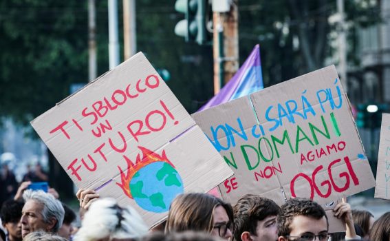 Il dettaglio di alcuni cartelloni a Torino