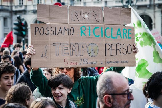I giovani di Fridays For Future scendono in piazza per protestare e pretendere giustizia climatica