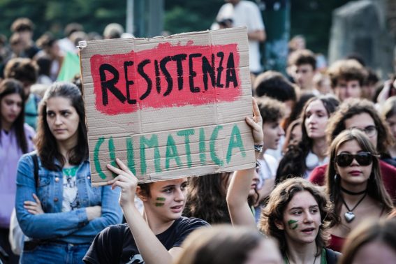 Alcuni ragazzi a Torino durante lo "sciopero del clima"
