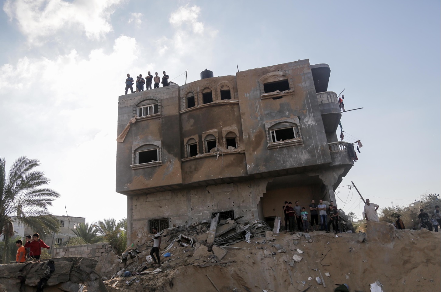 Le macerie di un edificio residenziale raso al suolo da un attacco aereo israeliano, nel campo profughi di Khan Younis