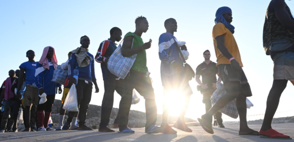 Fila di migranti a Lampedusa