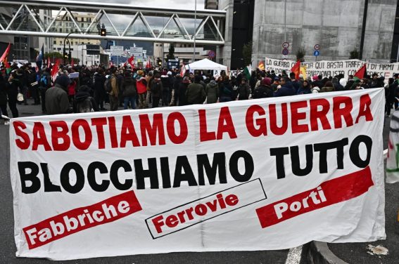 I portuali sfilano con uno striscione contro la guerra in Israele I portuali sfilano con uno striscione contro la guerra in Israele