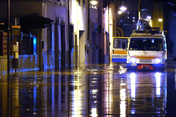 Le strade allagate dopo il nubifragio a San Piero a Ponti, una frazione di Campi Bisenzio (Firenze)