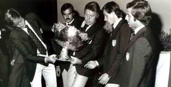 La storica vittoria della Nazionale italiana in Coppa Davis del 1976, con Adriano Panatta, Antonio Zugarelli, Nicola Pietrangeli, Paolo Bertolucci e Corrado Barazzutti
