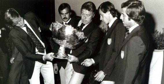 La storica vittoria della Nazionale italiana in Coppa Davis del 1976, con Adriano Panatta, Antonio Zugarelli, Nicola Pietrangeli, Paolo Bertolucci e Corrado Barazzutti La storica vittoria della Nazionale italiana in Coppa Davis del 1976, con Adriano Panatta, Antonio Zugarelli, Nicola Pietrangeli, Paolo Bertolucci e Corrado Barazzutti