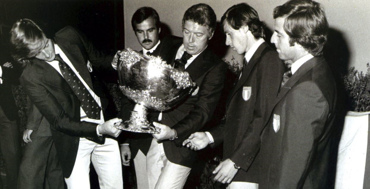 La storica vittoria della Nazionale italiana in Coppa Davis del 1976, con Adriano Panatta, Antonio Zugarelli, Nicola Pietrangeli, Paolo Bertolucci e Corrado Barazzutti La storica vittoria della Nazionale italiana in Coppa Davis del 1976, con Adriano Panatta, Antonio Zugarelli, Nicola Pietrangeli, Paolo Bertolucci e Corrado Barazzutti