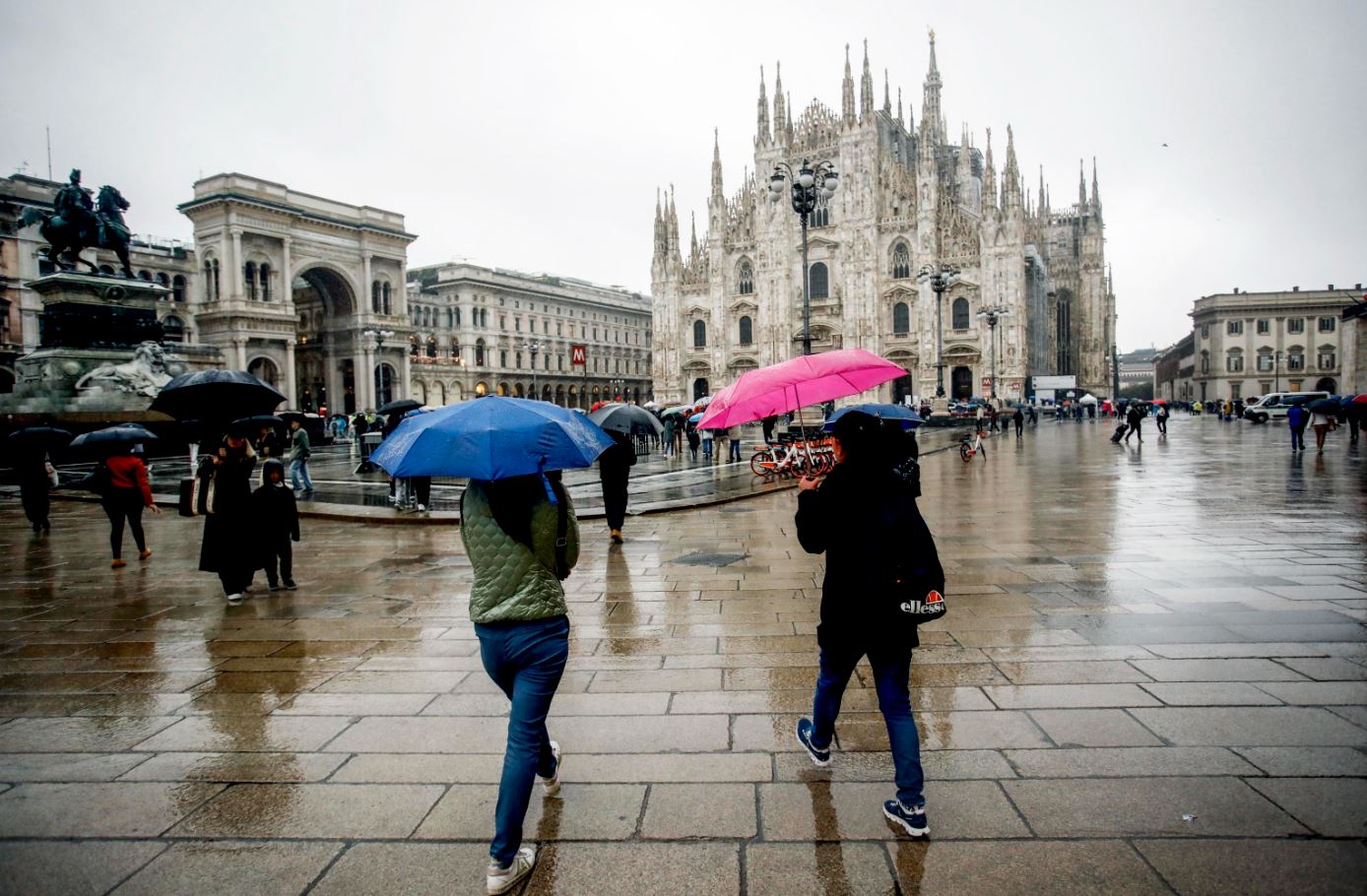 Maltempo e pioggia in centro a Milano