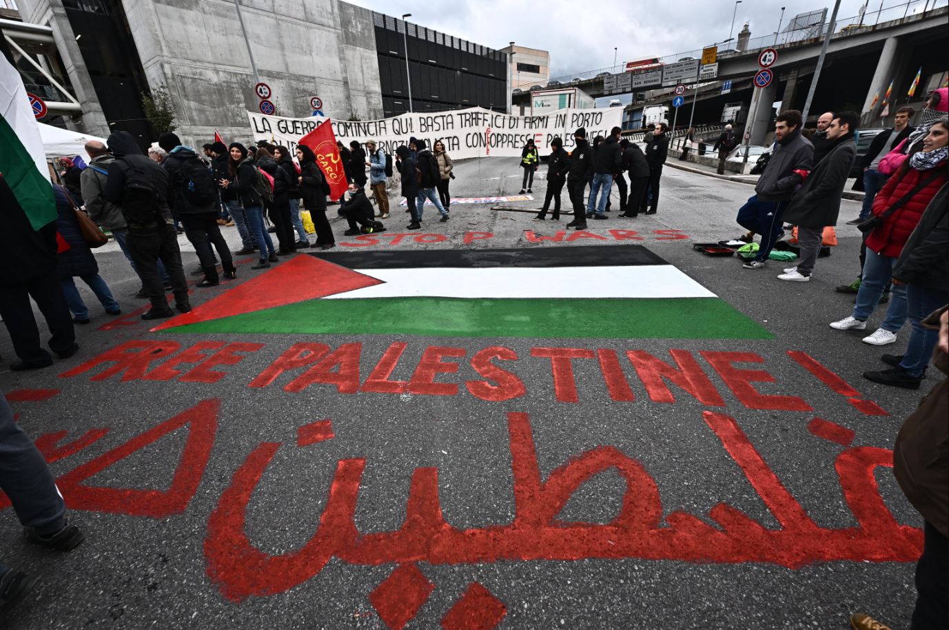 Una scritta a sostegno della Palestina al varco portuale di San Benigno Una scritta a sostegno della Palestina al varco portuale di San Benigno